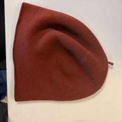 Gorro wol bruin, segundo informou TheaterHangaar usando iLost