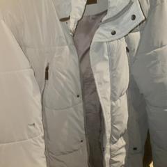 Giacca grey, come riportato da Club Nyx/Exit Café utilizzando iLost