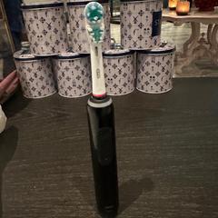Electric toothbrush, as reported by Van der Valk Hotel Amsterdam-Amstel using iLost