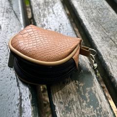Klein bruin tasje/hoesje/portemeneetje, iLost에 보고됨