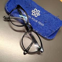 Portaocchiali con occhiali Bleu, come riportato da IKEA Nice Saint Isidore utilizzando iLost