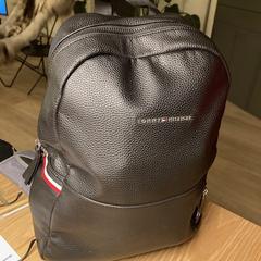 Zwarte rugzak Tommy Hilfiger, jak zgłoszono do iLost