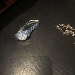 Orologio da polso, come riportato da Van der Valk Hotel Amsterdam-Amstel utilizzando iLost