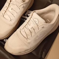 Bota White, jak nahlášeno Mövenpick Hotel Amsterdam City Centre pomocí iLost