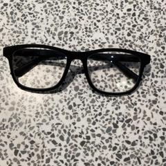 Bril Black, zoals gemeld door MEININGER Hotel Berlin "Mitte" Humboldthaus met iLost