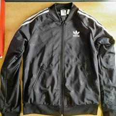 Zwart Adidas vest, ha sido reportado por Dolfinarium con iLost