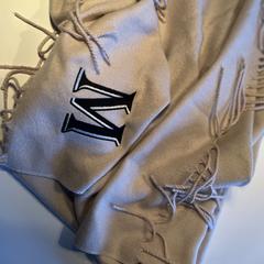 Beige woman's long scarf with the bold  letter M, come riportato a iLost