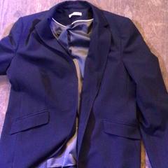 Zwarte blazer zwart, come riportato da De Heeren van Aemstel utilizzando iLost