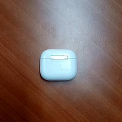 Airpods case wit, som rapportert av Regio Limburg - Leuven ved bruk av iLost