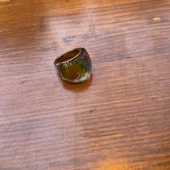Anillo Goudkleurig met geslepen glad, ha sido reportado por Into The Great Wide Open con iLost