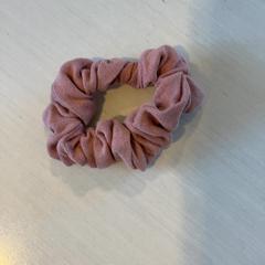 Elástico para cabelo, como reportado por Madurodam utilizando o iLost