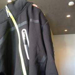 السترة noir et vert fluo، كما تم الإبلاغ عنه بواسطة MEININGER Hotel Lyon Centre Berthelot عبر iLost