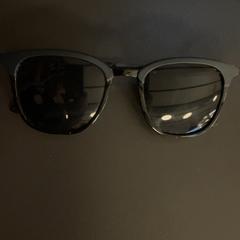 Des lunettes de soleil Black, a été signalé par MEININGER Hotel Dresden Zentrum utilisant iLost