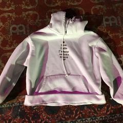 Witte hoodie がiLostで De Heeren van Aemstel によって報告されました