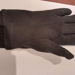 Glove noir, as reported by TCL using iLost