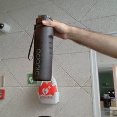 Botella de auga Black, segundo informou MEININGER Hotel Berlin Central Station usando iLost