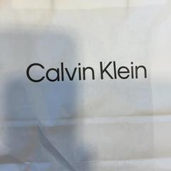 Aankopen calvin klein, segons ha informat Designer Outlet Roosendaal mitjançant iLost
