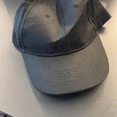 Sapka Zwart TuxCare, amint azt Pathé Amsterdam Noord az iLost segítségével jelentette.