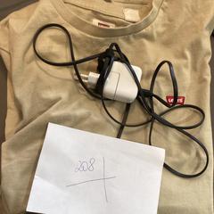 Levis shirt and apple charger, amint azt MEININGER Hotel Berlin "Mitte" Humboldthaus az iLost segítségével jelentette.