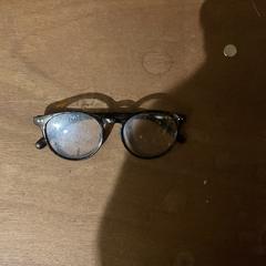 Lunettes Plastic, a été signalé par Pinkpop utilisant iLost
