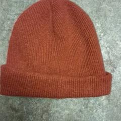 Gorro Acryl wool reddish, segons ha informat KABUL à GoGo / Teatro mitjançant iLost