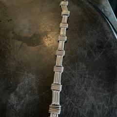 armband kleur zilverachtig, segundo informou a iLost