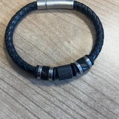 Pulseira, segundo informou Pathé Zwolle usando iLost