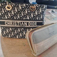 Christian Dior tas, amint azt az iLostnak jelentették.