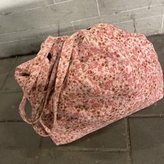 Tas roze bloemen shopper, como reportado ao iLost