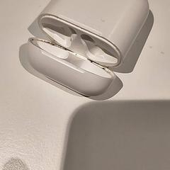 Airpod Wit, como reportado por Bibliotheek Neude (Utrecht) utilizando o iLost
