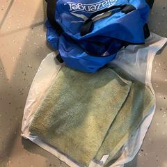 Bossa Blue , towel and t-shirt, segons ha informat Room Mate Bruno mitjançant iLost