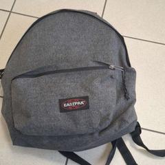 Sac à dos Gris foncé, a été signalé par ilévia utilisant iLost