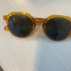 Des lunettes de soleil, a été signalé par Madurodam utilisant iLost