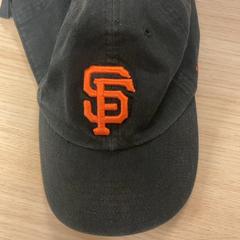 Kšiltovka San Fransisco, jak nahlášeno Pathé Tuschinski pomocí iLost