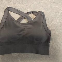 Kleding - Sporttopje grijs، كما تم الإبلاغ عنه بواسطة Centraal magazijn عبر iLost