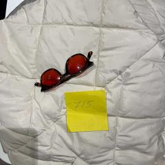 Occhiali da sole & Giacca, come riportato da Amsterdam ID Aparthotel utilizzando iLost