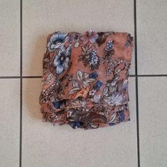 Šál Imprimé fleuri dans les tons marron, ako bolo nahlásené ilévia pomocou iLost
