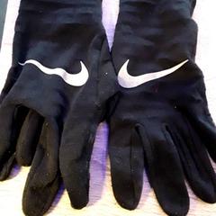 إكسسوارات الملابس، كما تم الإبلاغ عنه بواسطة EBS Tramplein عبر iLost