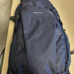 Rugzak donker blauw Quechua met werkkleding, segundo informou Connexxion Zeeland usando iLost