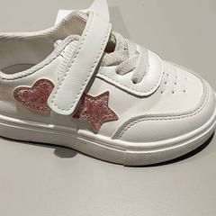 衣類 - Kinderschoen がiLostで Centraal magazijn によって報告されました