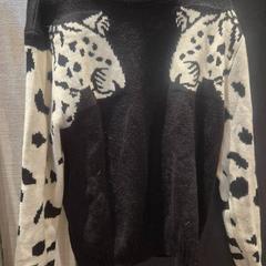 Suéter black and white, ha sido reportado por The Dominican con iLost