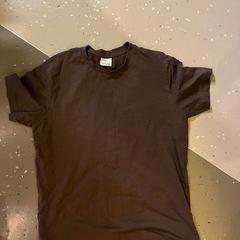 Ropa & Camisa SHIRT, ha sido reportado por Room Mate Bruno con iLost