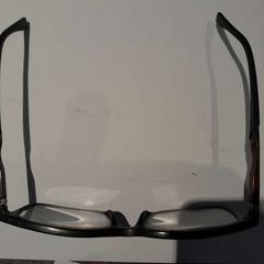 Lunette de vue marron, come riportato da TCL utilizzando iLost