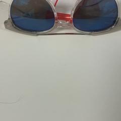 Solglasögon Doorzichtige blauwe glazen, rapporterat av Pathé Ypenburg med iLost