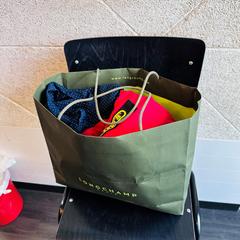 Bundle of clothes Blue & Red, segons ha informat MEININGER Hotel Berlin Central Station mitjançant iLost