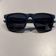Sluneční brýle navy blue, jak nahlášeno Ramada by Wyndham Amsterdam Airport Schiphol pomocí iLost