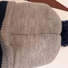 Beanie gris et bleu, como reportado por TCL utilizando o iLost