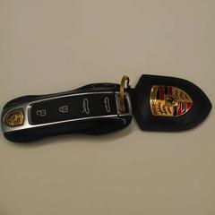 Car key met vier knoppen, as reported by Stad Hasselt using iLost