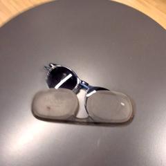 Szemüvegtok szemüveggel, amint azt IKEA Nice Saint Isidore az iLost segítségével jelentette.