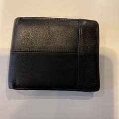 Portefeuilles cleve., a été signalé par Gemeente Amsterdam - Bureau Gevonden Voorwerpen utilisant iLost